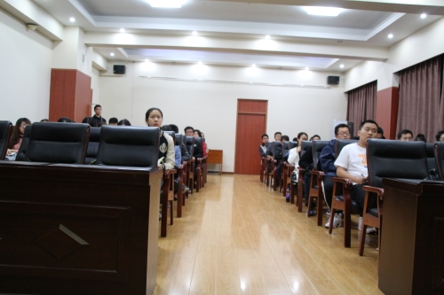 与会同学在认真倾听发言