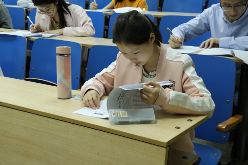 认真答题的学生