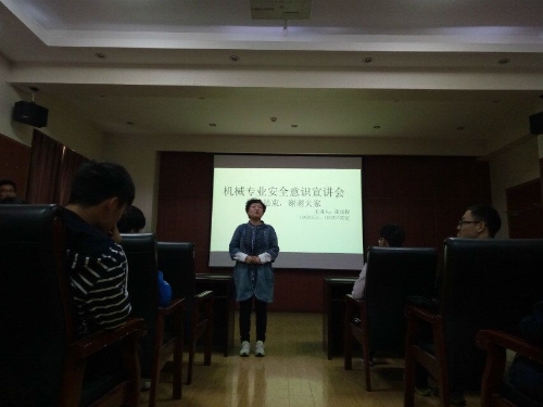 解老师在为同学讲解