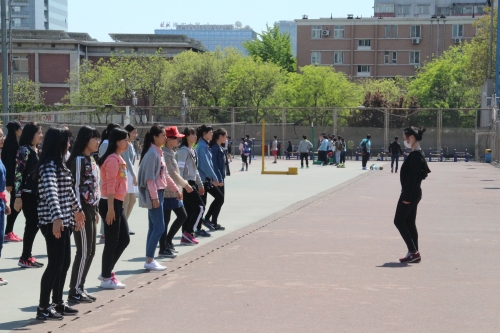 学生学习体操